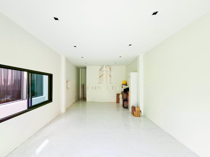 Grand Bangkok Boulevard Rama 9 A luxurious corner home located on New Krungthep Kreetha Road 19