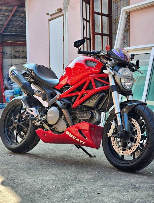 Ducati Monster 796 สีแดง