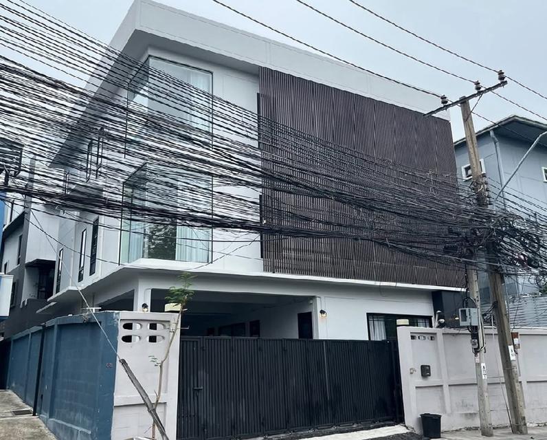ให้เช่า Home Office / อาคาร 3 ชั้น / พื้นที่ใช้สอย 360 ตารางเมตร / จอดรถ 4 คัน / ทำเล สุทธิสาร ซอย 20 มิถุนา 11