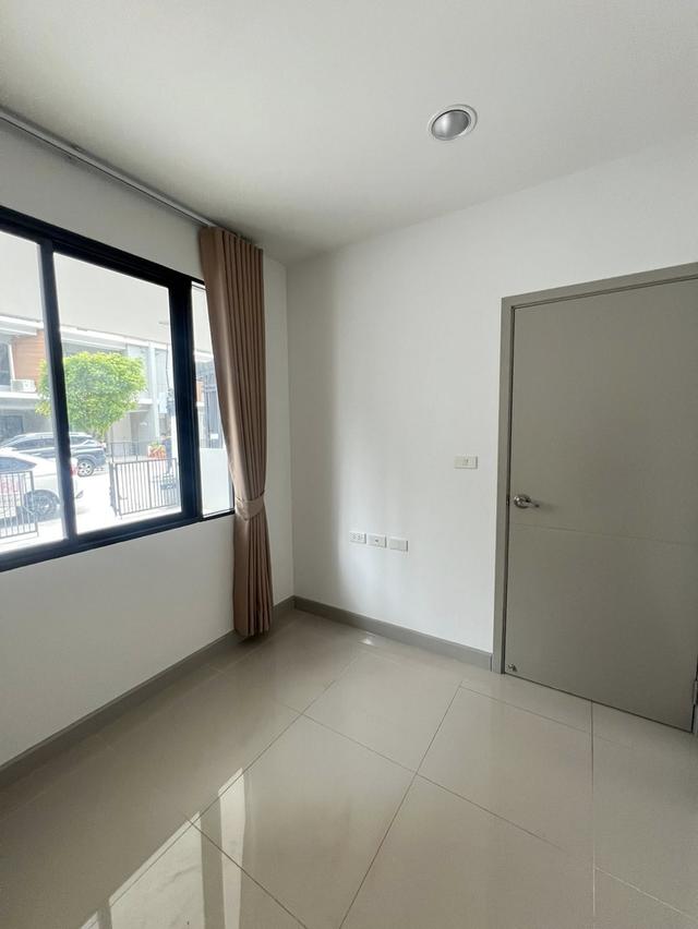 ให้เช่า! ทาวน์โฮม 3.5 ชั้น หลังมุม Premium Place พหลโยธิน-รามอินทรา (220 ตร.ม.) โซลาร์เซลล์, ใกล้ BTS สายหยุด (จดบริษัทได้)