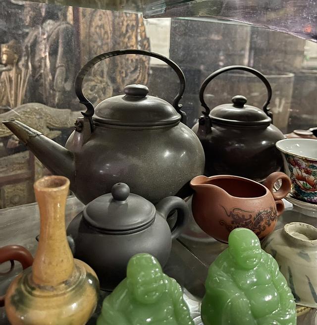 กาน้ำชาดินเผาโบราณ ปั้นชาอี๋ซิง Yixing teapot ผิวขัดมัน สีดำ ใบใหญ่ ป้านชาเก่า 6