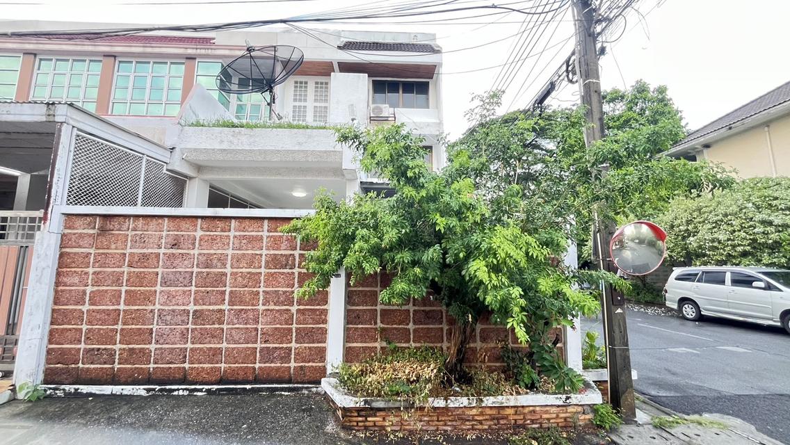 ขายทาวน์โฮม 3 ชั้น 39 ตร.ว. ซ.ลาดพร้าว35/1 หมู่บ้านพรไพลิน ใกล้ mrt ภาวนา, เเยกรัชดา, ตลาดโชคชัยสี่ ลาดพร้าว-วังหิน, เซนทรัลลาดพร้าว, เมเจอร์รัชโยธิน 2