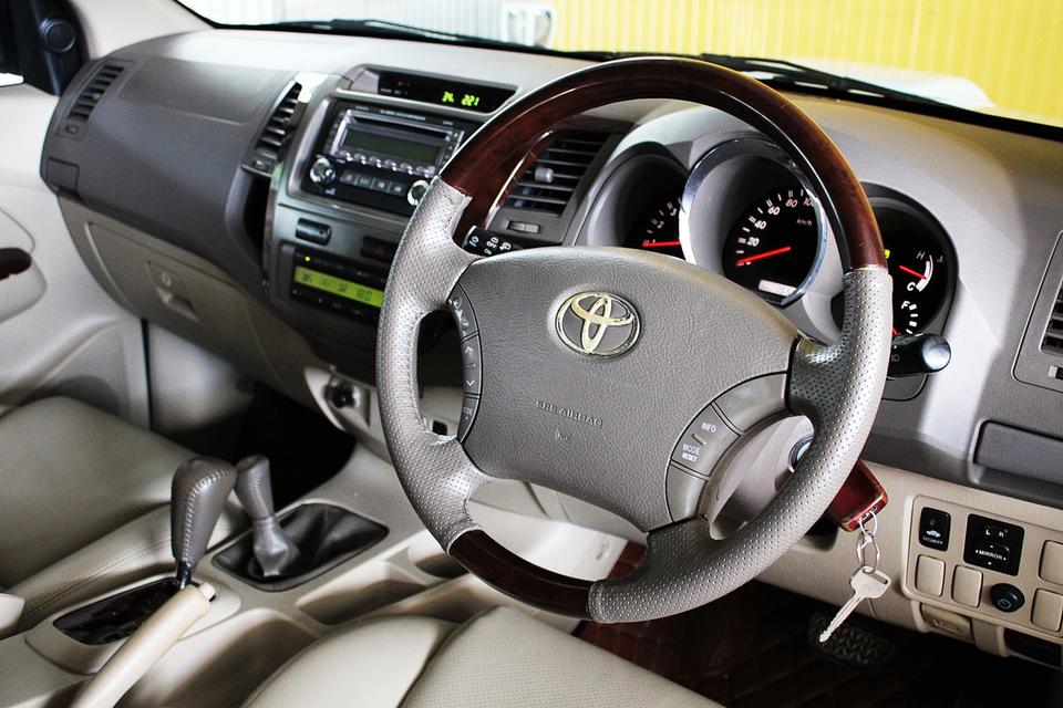 2007 Toyota Fortuner 3.0 TRD 4WD AT สีขาว รูปที่ 13