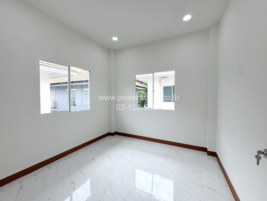 หมู่บ้านบุรีรมย์ รามอินทรา-ซาฟารี ซอย 7 ใกล้สวนสัตว์ซาฟารีเวิลด์ ถนนเลียบคลองสอง แขวงบางชัน เขตคลองสามวา กรุงเทพมหานคร 17
