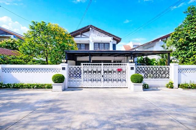 จอดรถ5คัน ทำเลเสนานิคม ลาดพร้าว บ้านเดี่ยว 90 ตร.ว.300ตร.ม. 5-6นอน 2น้ำ ใกล้ BTSเสนานิคม และ รร.สตรีวิทยา2 1กม. 2