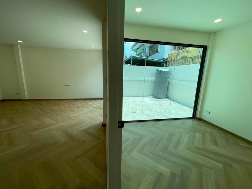 N194 ขายบ้านเดี่ยว 2 ชั้น บ้านหรู ซอยลาดพร้าว 87 ย่านเลียบด่วน บ้านสร้างใหม่ สไตล์ Minimal Luxury ใกล้ CDC ทำเลดีเดินทางสะดวกเข้าออกได้หลายทาง 8
