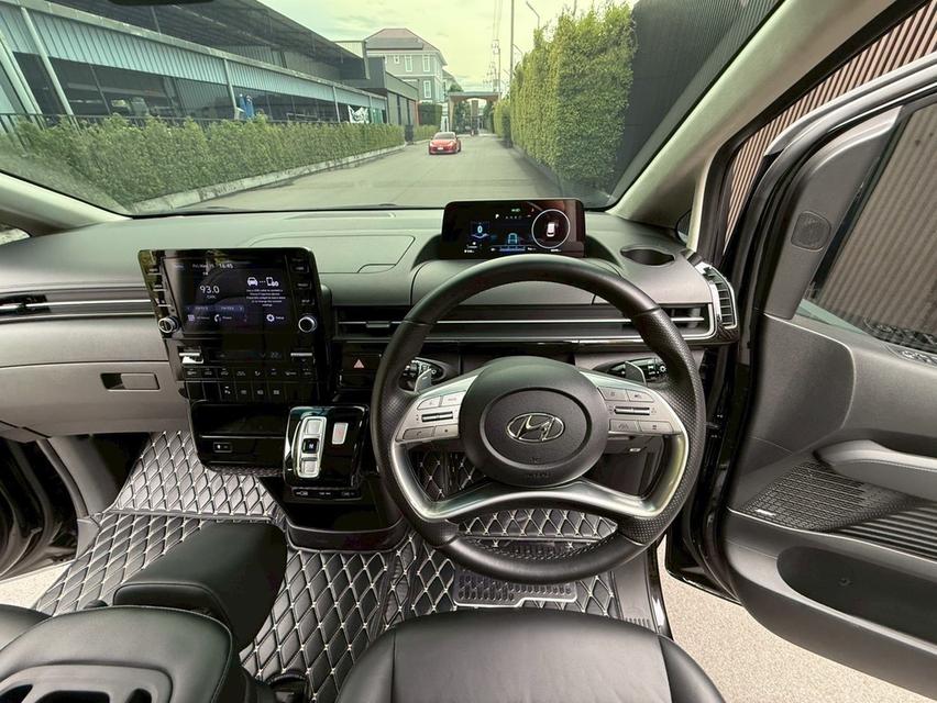 รหัสรถ AP7737 Hyundai Staria Premium Sunroof 2.2D 8AT ปี 2022 สีดำ ตัวtop รูปที่ 8