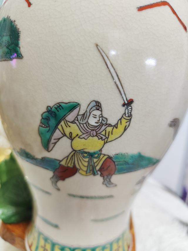 แจกันกระเบื้องเคลือบแตกลายงาแบบจีน (Chinese Crackle Glaze Porcelain Vase) ที่ตกแต่งด้วยลวดลาย นักรบโบราณ (Warrior Scene) รูปที่ 10