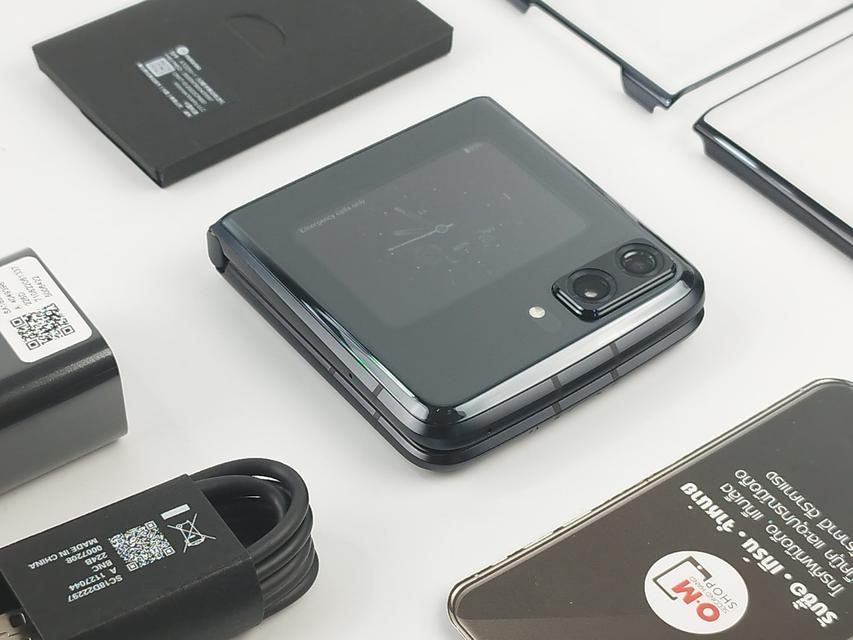ขาย/แลก Moto Razr 2022 5G 8/256 Black Snapdragon8+ Gen1 สภาพใหม่มาก แท้ ครบกล่อง เพียง 32,900 บาท  1