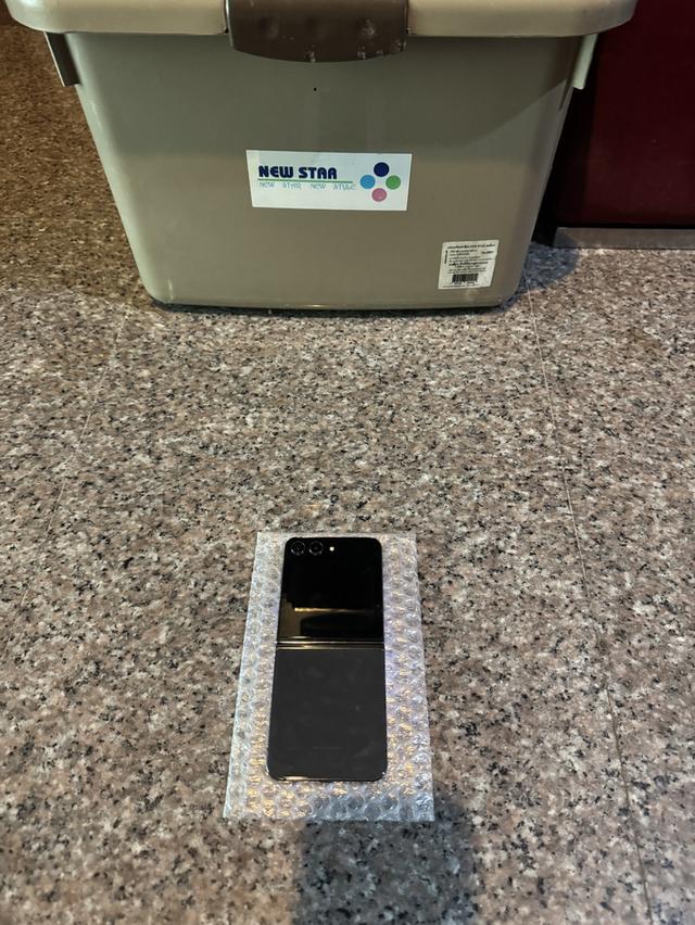 ขายๆๆๆถูกSamsungFlip5สีGray512กิ๊กการใช้งานดีเยี่ยมทุกๆฟังชั่นเครื่องสูนTrueเครื่องรีสโตได้ตลอดไม่มีติดแอคเค้าใดๆคับ  สภาพ: 93% สวยๆคับ  ราคา: 7990 ม รูปที่ 2