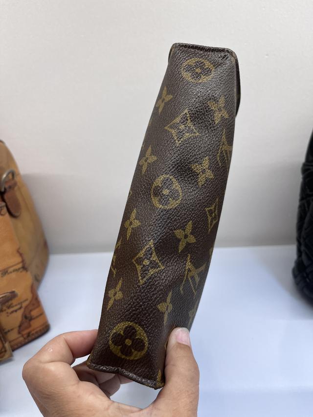 กระเป๋าแบรนด์เนม Luis Vuitton vintage clutchh แท้ เดิมๆ พร้อมใช้ลายชัดแคนวสาสสวยซับในเมีลอกนิดหน่อยไม่มีผลต่อการใช้งานใส่โทรศัพท์ได้ เครื่องสำอางค์ได้ รูปที่ 4