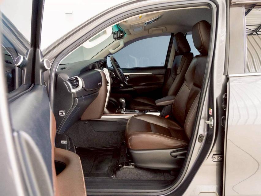 Toyota Fortuner 2.4V 2WD  ปี จด 2017 10