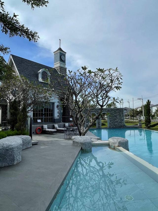  บ้านดีไซน์หรู สไตล์ French Country คลาสสิกเหนือกาลเวลา โอบล้อมด้วยความร่มรื่น เงียบสงบ และความปลอดภัยสูงสุด พร้อมวิวคลับเฮ้าส์จากหน้าบ้าน 16