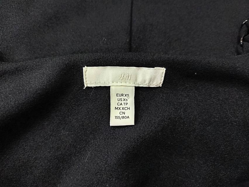USED H&M - Black Camisole A Line Mini Dress | เดรสสั้นสีดำ เดรสสายเดี่ยว ผ่าข้าง ทรงเอ สีพื้น สายฝอ แท้ มือสอง 4