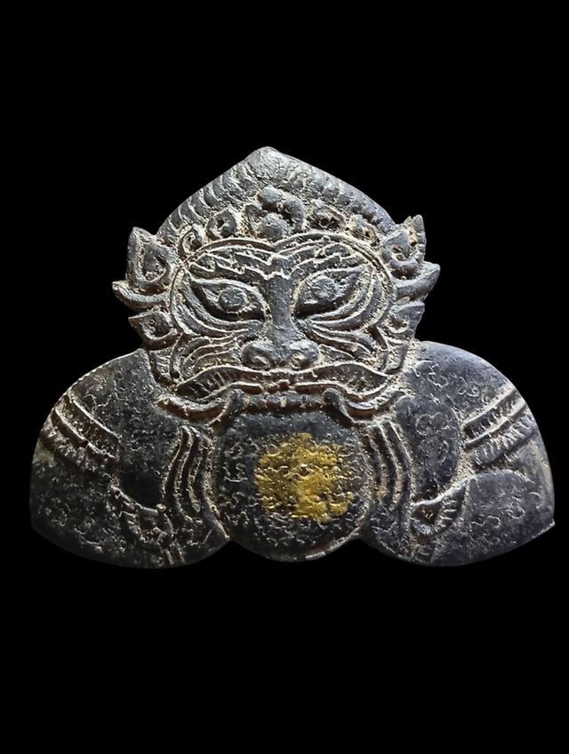 กะลาแกะครับ ราหู สวยซึ้งมีจารอักขระล้านนาด้วย มีการลงทองด้านหน้า ชอบทักได้ครับ