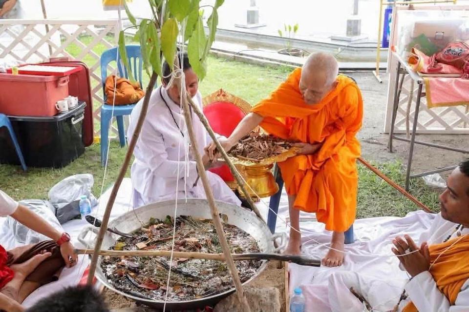 เหรียญหล่อหลวงปู่ทวดพ่อท่านคล้ายวัดสวนขัน รูปที่ 4
