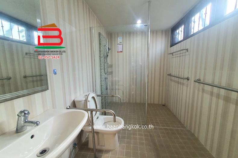 บ้านเดี่ยว 2 ชั้น หมู่บ้าน มิตรอนันต์ เนื้อที่ 102 ตรว. ซอยรามอินทรา 34 ถนนรามอินทรา แขวงจรเข้บัว เขตบางกะปิ กรุงเทพมหานคร 11