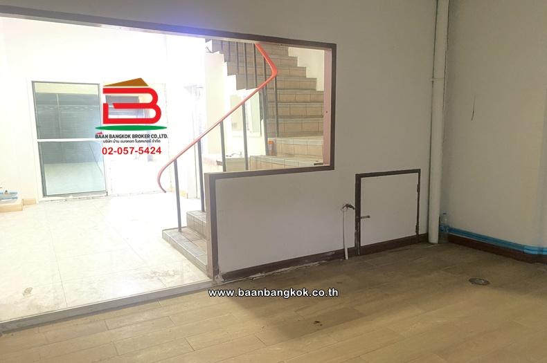 อาคารพาณิชย์ เนื้อที่ 19 ตร.ว. อยู่ระหว่าง ซอยลาดปลาเค้า 83-ซอยลาดปลาเค้า 85 ใกล้เดอะแจ๊สรามอินทรา ถนนรามอินทรา แขวงอนุสาวรีย์ เขตบางเขน 9