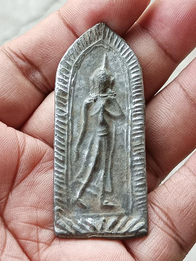 พระลีลาหลังเข็ม เนื้อชินเงิน กรุชุมนุมสงฆ์ สุพรรณบุรี