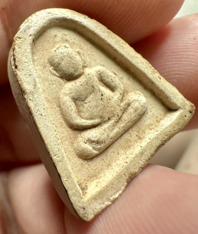 พระปิดตาพิมพ์หลังพระสังกัจจายน์ หลวงปู่เฮี้ยง วัดอรัญญิกาวาส(วัดป่า) ปี 2505 5