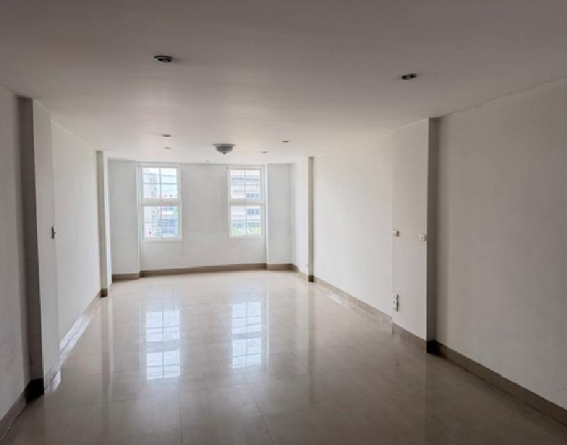 ให้เช่าอาคารพาณิชย์ 2 คูหา 4.5 ชั้น ตีทะลุ / ทำเล ริมถนนบางขุนเทียน ใกล้กับแยกเอกชัย บางบอน 1 / ทำเลดีมาก ริมถนน 16
