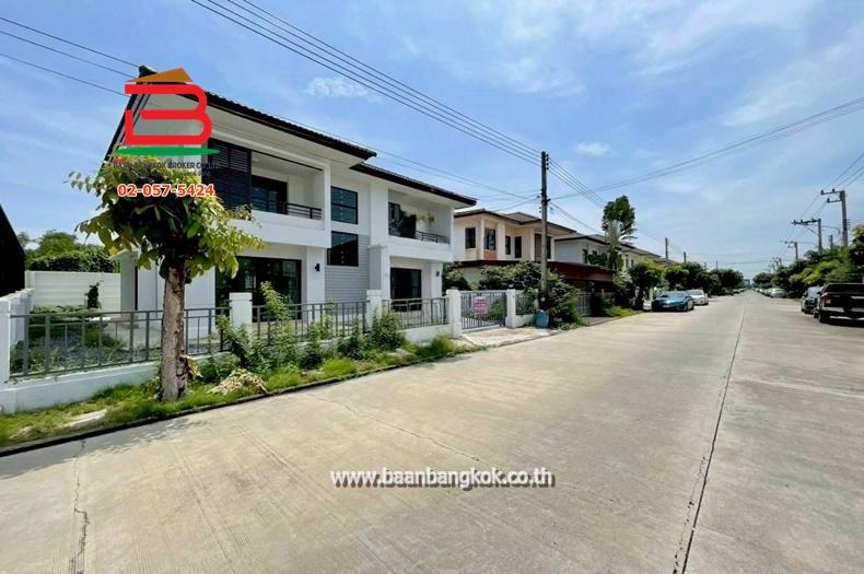 บ้านเดี่ยว หมู่บ้าน พฤกษาวิลเลจ 21 (ดีไลท์) ลำลูกกา คลอง4 เนื้อที่ 50.3 ตรว. ถนนลำลูกกา ตำบลลาดสวาย อำเภอลำลูกกา จังหวัดปทุมธานี 12