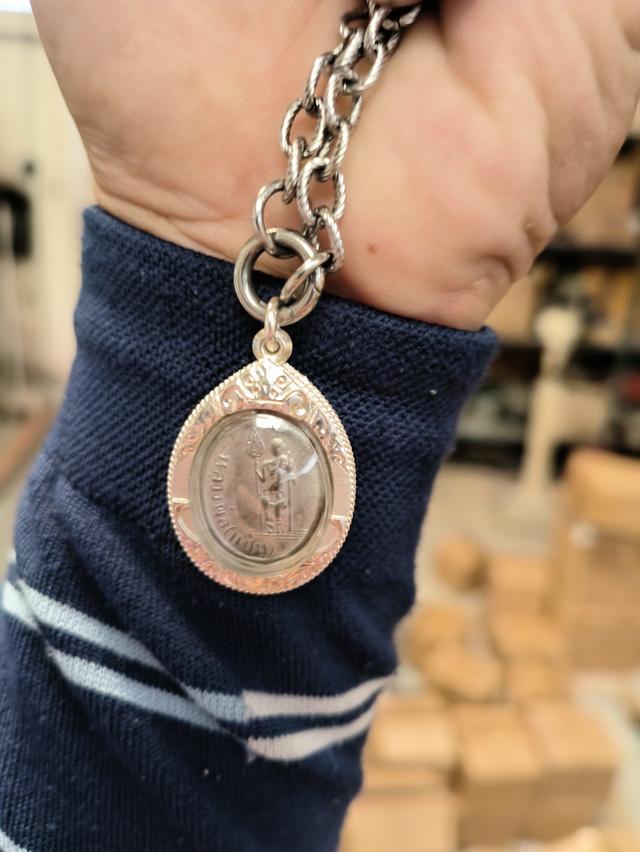 เหรียญปราบอั่งยี่ (เนื้อดีบุก) หลวงพ่อแช่ม วัดฉลอง ออกวัด ชนะสงคราม 2485(หูไม่ตัด)สวย สมบูรณ์ (รับประกันทุกกรณี) เลี่ยมเงินมาก็1500บาท แล้วครับ รูปที่ 3