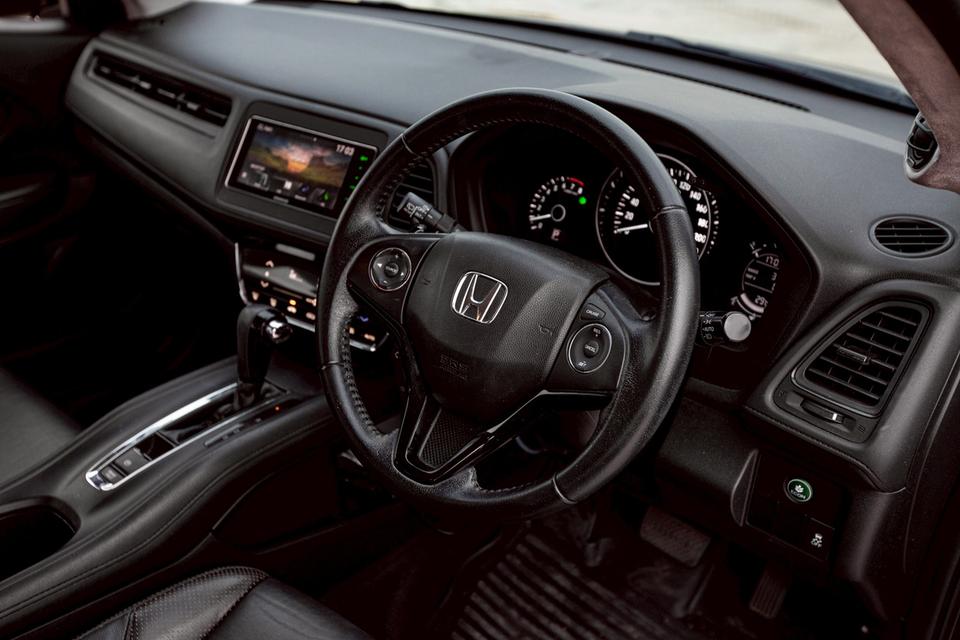 Honda Hrv 1.8E limited ปี 2017 มือเดียวป้ายแดง เบาะไฟฟ้า สีเทา  12