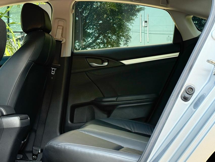 2018 HONDA CIVIC FC 1.5 TURBO รถมือเดียวออกป้ายแดง รถวิ่งน้อย เข้าศูนย์ทุกระยะ รถไม่เคยมีอุบัติเหตุครับ รูปที่ 14