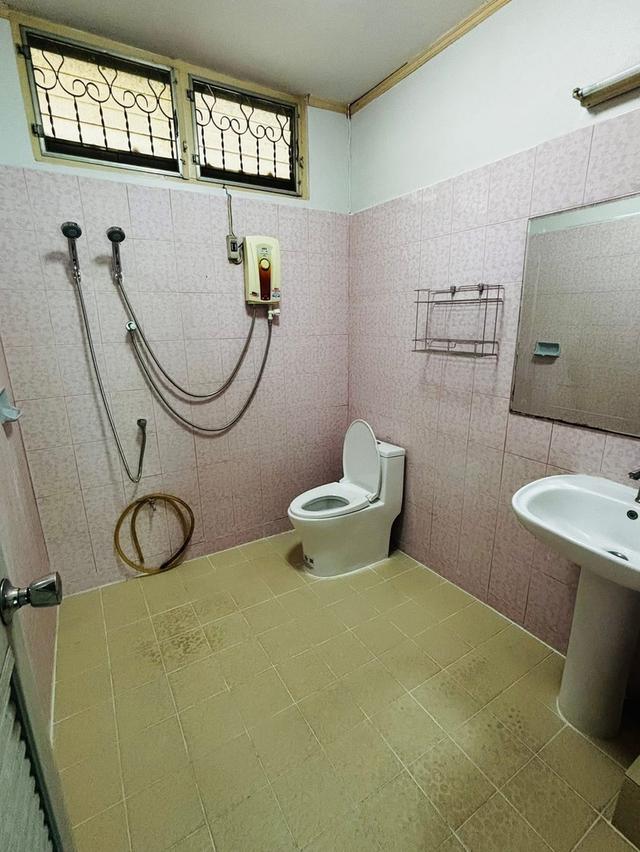 บ้านเช่าลาดพร้าว ให้เช่าบ้านใกล้รถไฟฟ้าโชคชัย4 เข้าออกได้2ทาง ฝั่งถนนลาดพร้าววังหิน,ถนนโชคชัย4 บ้านเดี่ยวหลังมุม 4นอน 2น้ำ แอร์3ตัว ตู้เย็น 2เครื่อง 20