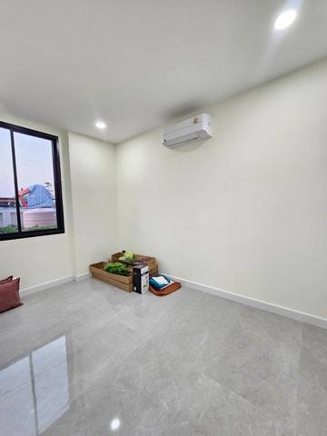 ขายบ้านเดี่ยว 2 ชั้น บ้านเปล่าไม่มีเฟอร์ มีแอร์ให้ทุกห้อง (เฟอร์ที่เห็นคือเอามาไว้นั่งรับรองลูกค้าค่ะ) 4