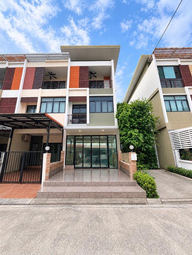 ขายทาวน์โฮม 3 ชั้น หมู่บ้าน Six nature กัลปพฤกษ์  รีโนเวทใหม่ ราคาถูกที่สุดในโครงการ 1