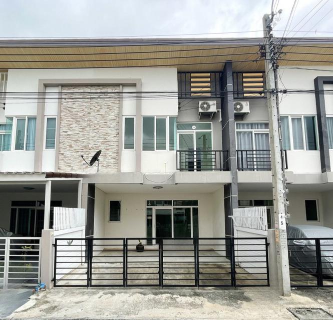 รูป ขาย ทาวน์โฮม มีห้องนอนชั้นล่าง กัสโต้ รามคำแหง 132 ตรม. 20.7 ตร.วา ต่อเติมห้องครัวแล้ว