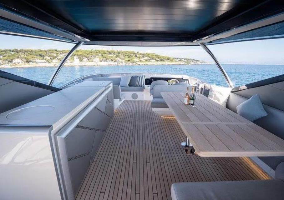 2022 Sunseeker 88 luxury Yacht 5