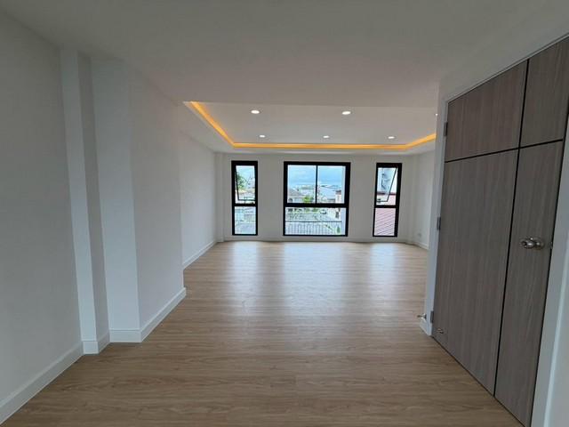 P822 ขายทาวน์โฮม 4 ชั้น ลาดพร้าว 110 ถนนลาดพร้าว ใกล้โรงพยาบาลลาดพร้าว ใกล้โรงพยาบาลเวชธานี เดอะมอลล์บางกะปิ Lotus บางกะปิ 15