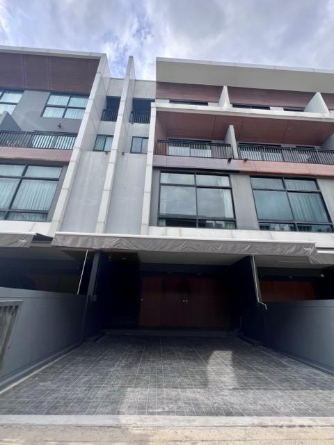 ให้เช่าทาวน์โฮม 3ชั้น โครงการ Arden Pattanakarn  บ้านใหม่เอี่ยมสวยโมเดิร์น พร้อมเฟอร์นิเจอร์เครื่องใช้ไฟฟ้า ใกล้ทองหล่อ เอกมัย 1
