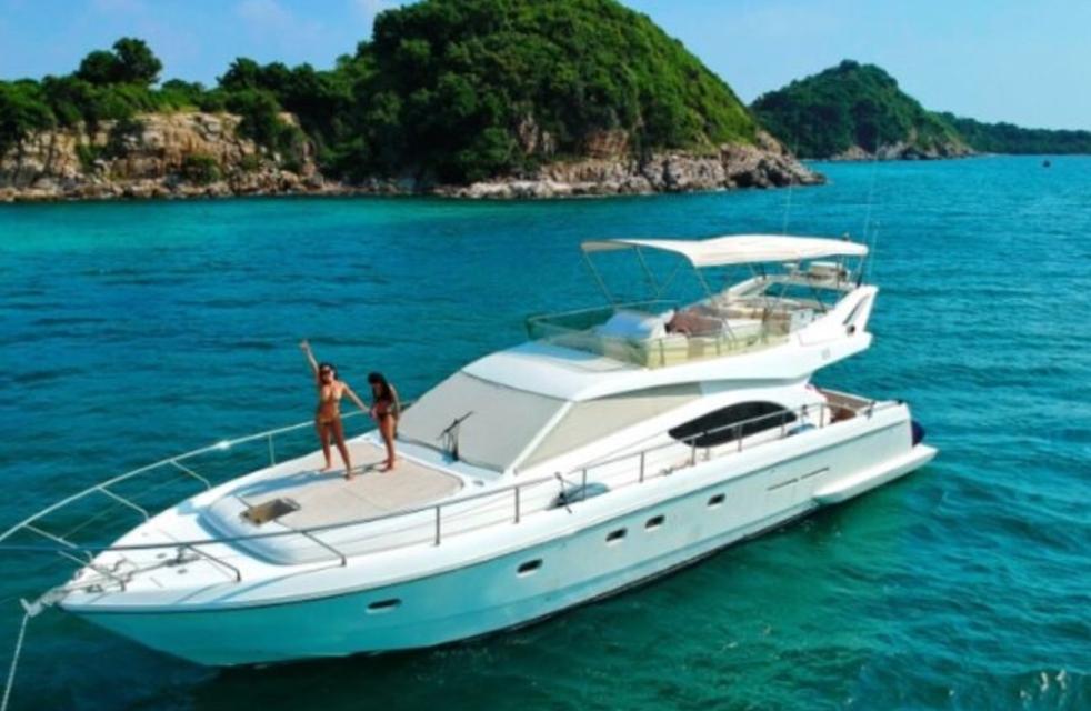 YACHT FERRETTI 53 FEET