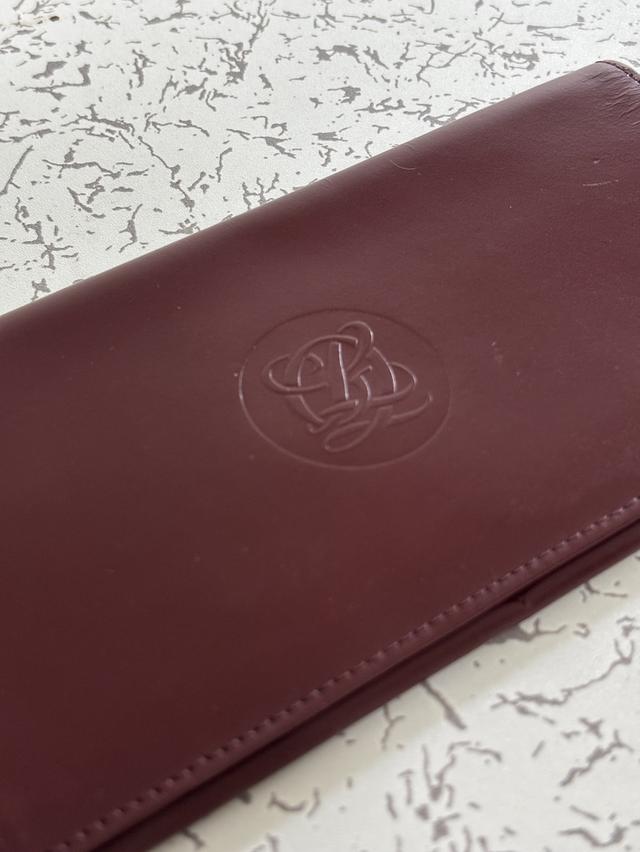 กระเป๋าสตางค์ยาวแบบพับสองทบ ทำจากหนังสีเบอร์กันดี ยี่ห้อ Louis Quatorze Maroquinerie