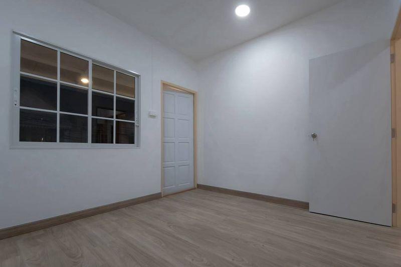 หมู่บ้านณรงค์สุขนิเวศน์  ถนนเลี่ยงเมืองนนท์ทาวน์เฮาส์ 2 ชั้น มีระเบียงด้านหน้า ทำเลติวานนท์ - รัตนาธิเบศร์ ทำเลดี ตกแต่งใหม่พร้อมอยู่ 12