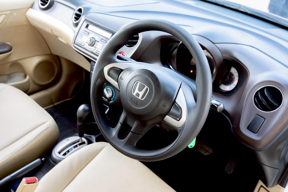 Honda Brio 1.2V ท๊อปสุด ปี 2012 เกียร์ออโต้ สีขาว กระจกไฟฟ้า 13