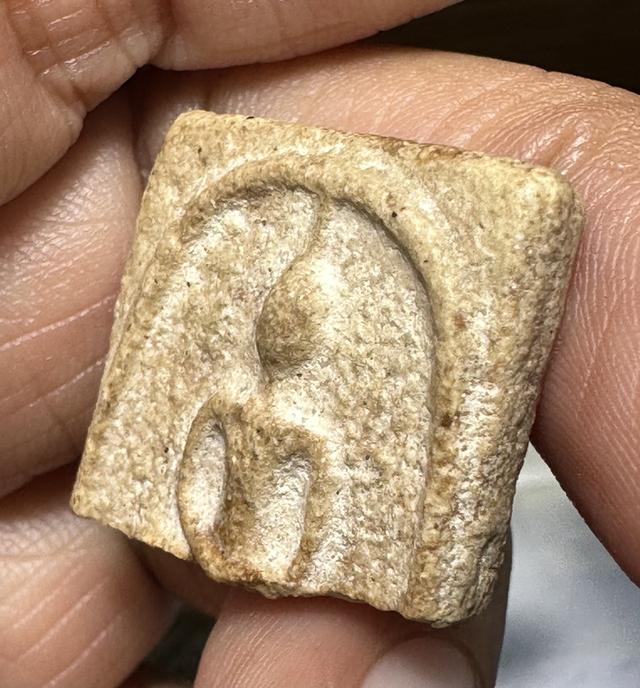 ชิ้นส่วนพระสมเด็จเนื้อก้นครก แก่ มวลสาร