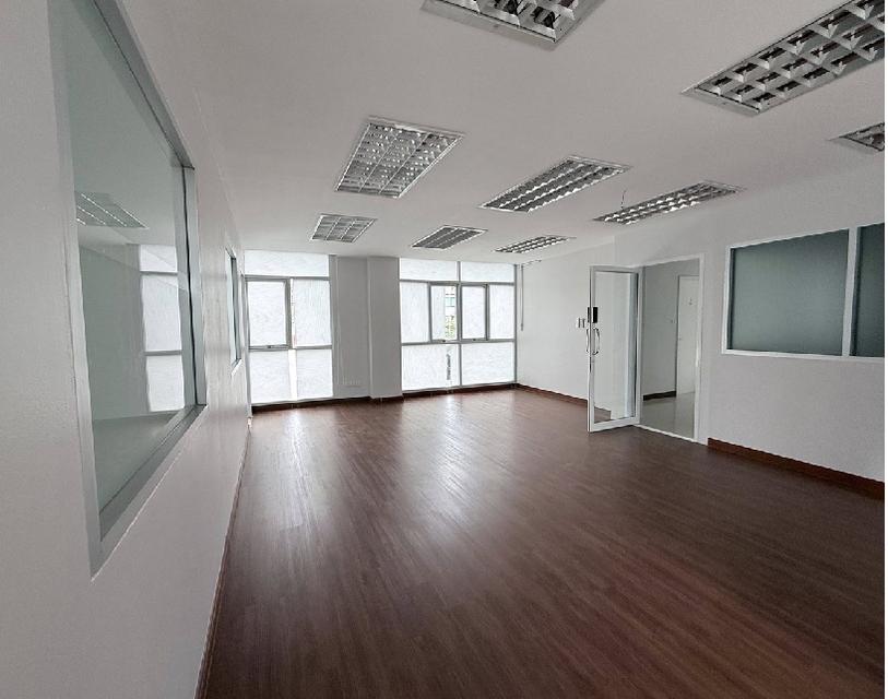 ให้เช่าอาคารสำนักงาน 8 ชั้น มีลิฟท์โดยสารในอาคาร ซอยศรีนครินทร์ 40 เข้าซอยไม่ลึก 8