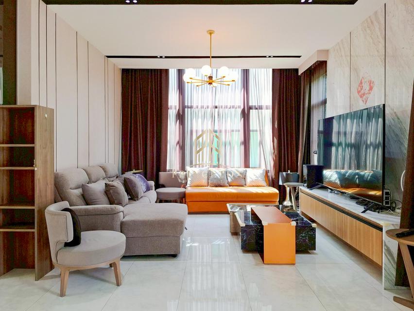 Grand Bangkok Boulevard Rama 9 A luxurious corner home located on New Krungthep Kreetha Road 4