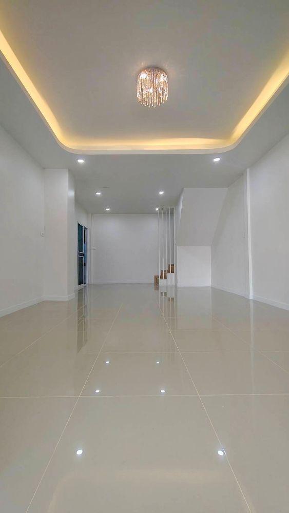 ขายทาวน์เฮ้าส์ 2 ชั้นรีโนเวทใหม่ทั้งหลัง หมู่บ้านเลขที่ 5 บางปลา ทำเลดี เดินทางสะดวก 7