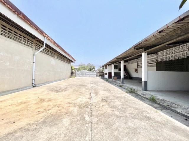 ให้เช่าโกดังพร้อมสำนักงาน พื้นที่รวม 1500 ตร.ม.ทำเล บางปู สมุทรปราการ  เข้าออกได้ 2 ทาง ใกล้ BTS แพรกษา และโรบินสัน เหมาะสำหรับทำกิจการพาณิชย์   3