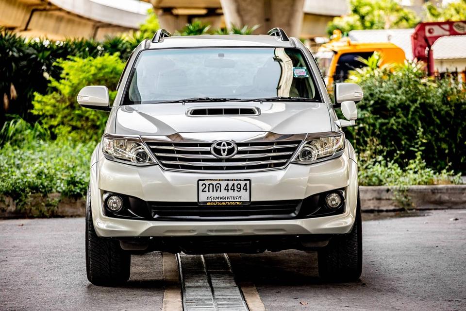 TOYOTA FORTUNER 3.0V สีเทา ปี2013 เกียร์ออโต้  2