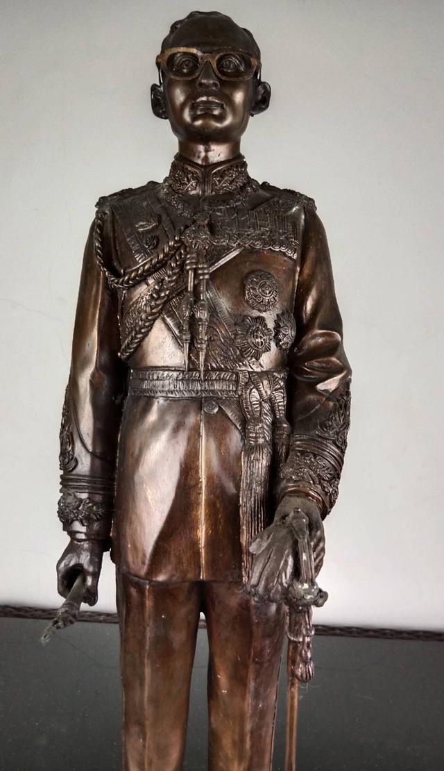 30.พระบรมรูปหล่อโลหะในหลวงรัชกาลที่9 พระบาทสมเด็จพระปรมินทรมหาภูมิพลอดุลยเดช(รมดำ) รูปย่อยที่ 2