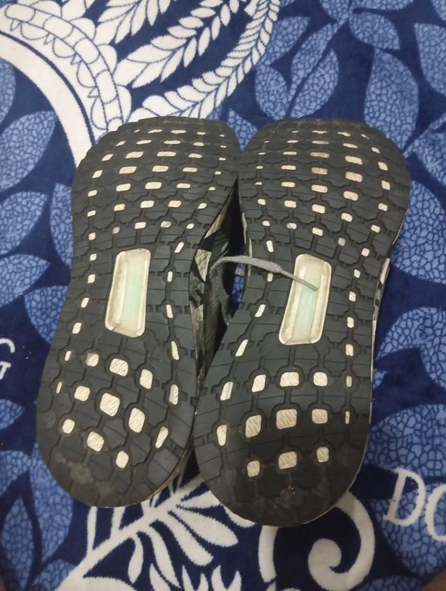 รองเท้า adidas 4