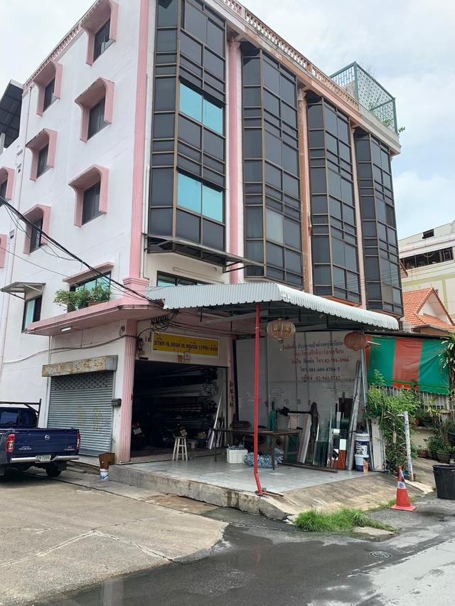 อาคารพาณิชย์ รามอินทรา 40 แยก 8 อาคารริมสุด 18 ตร.ว. อาคาร 5 ชั้น 4 นอน 3 ห้องน้ำ สามารถจอดรถได้ 2-3 คัน ต้นซอย 1
