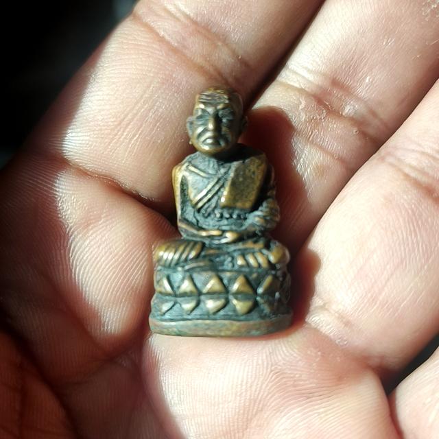 หลวงปู่ทวดฐานบัวรอบก้นลายเซ็นต์ ปี 08